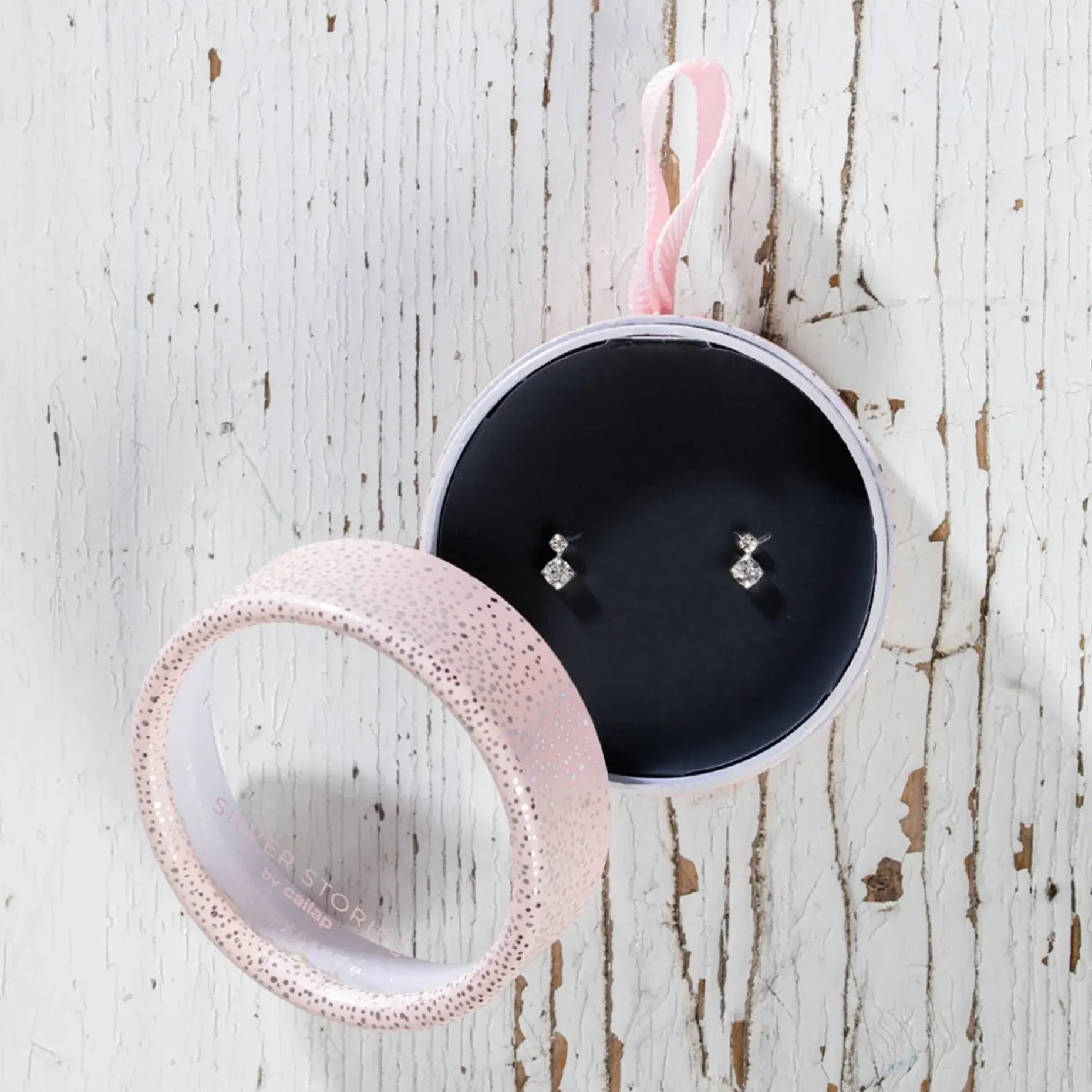 Cailap Hopeakorvakorut kirkas kivi