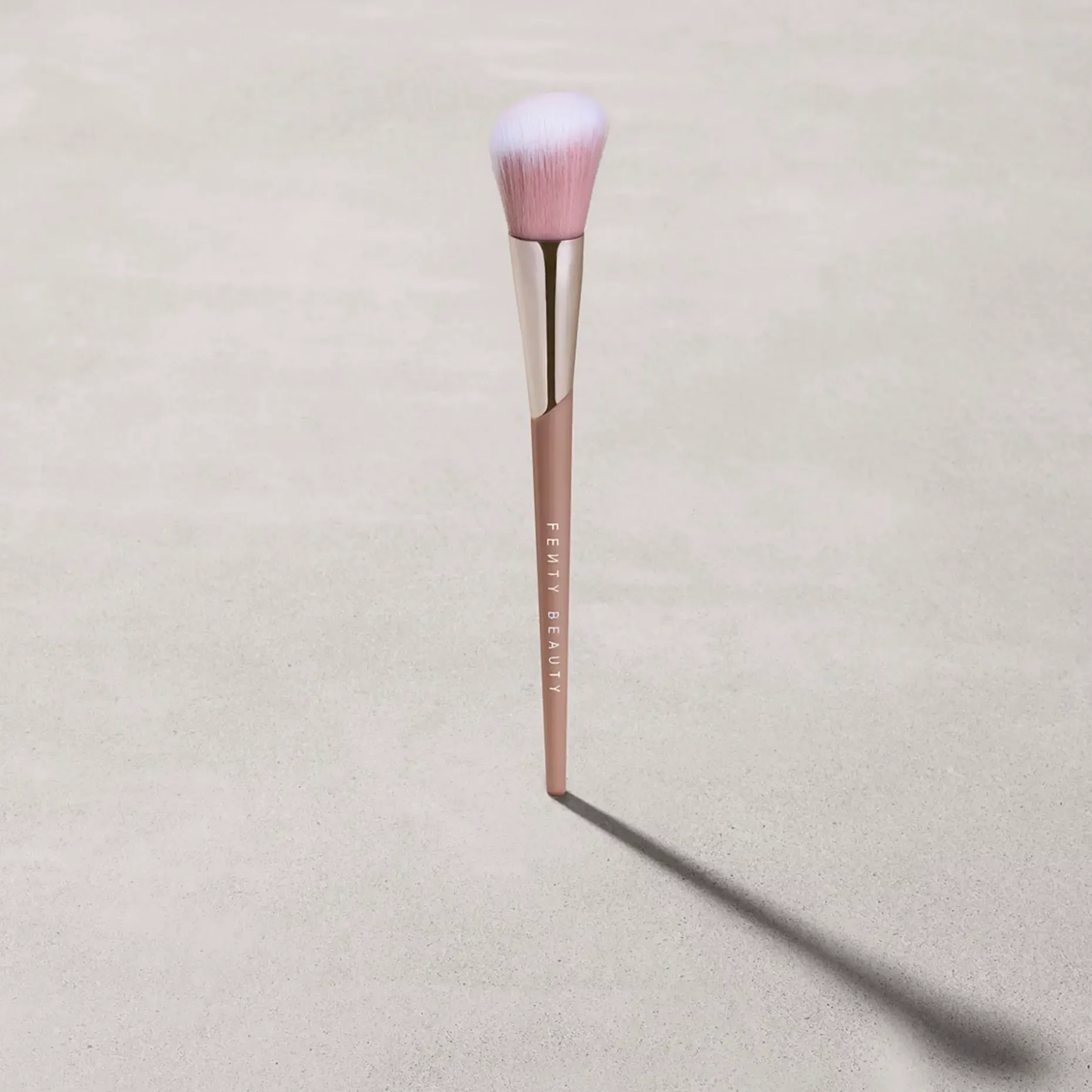 FENTY BEAUTY Brush & Tools Blush Brush 155 sivellin
