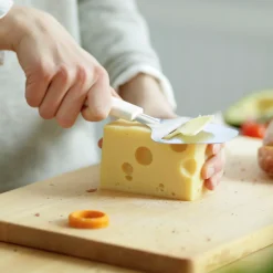 Fiskars Functional Form juustohöylä koville juustoille, valkoinen