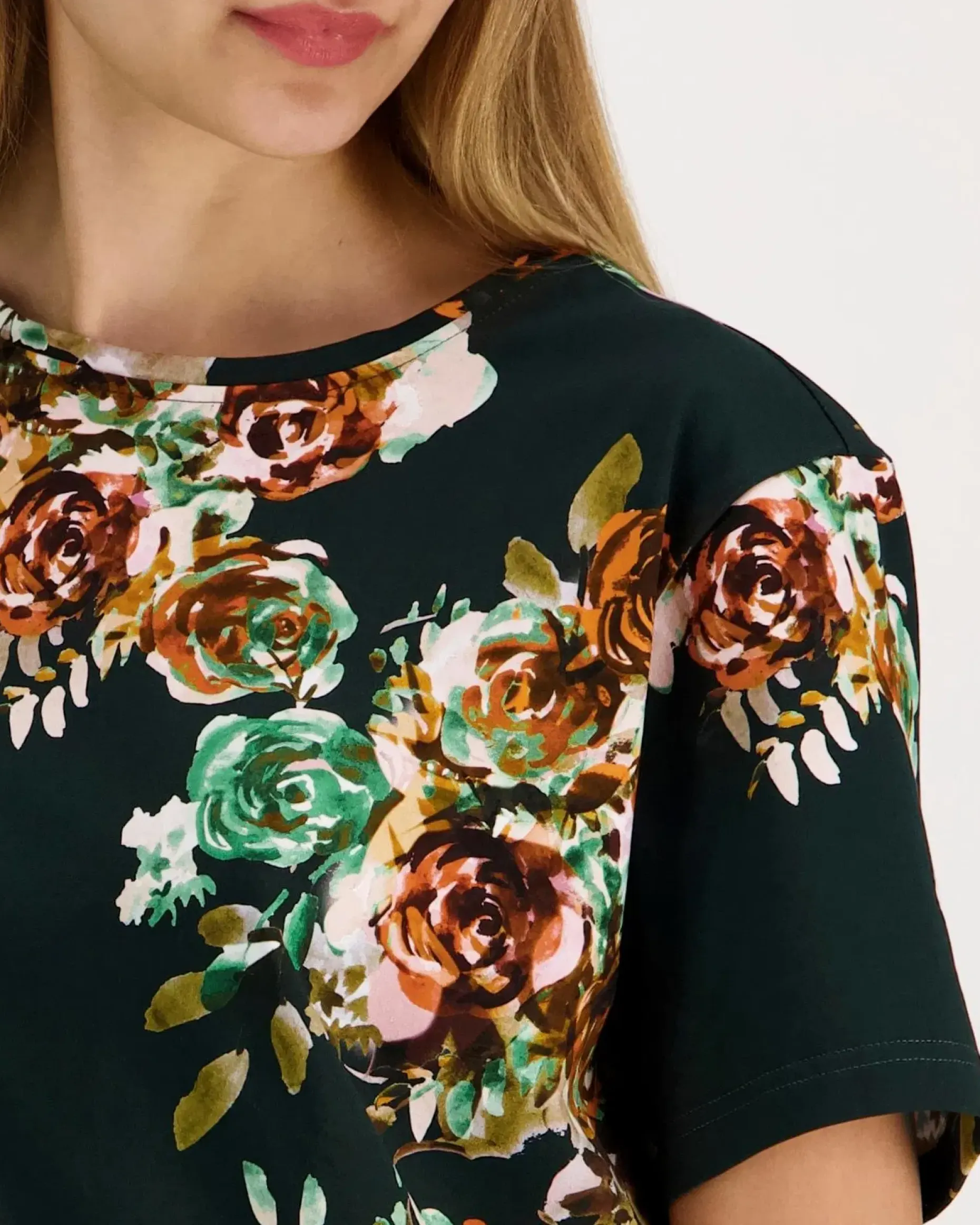 Kaiko Rose Yard Green The t-paita