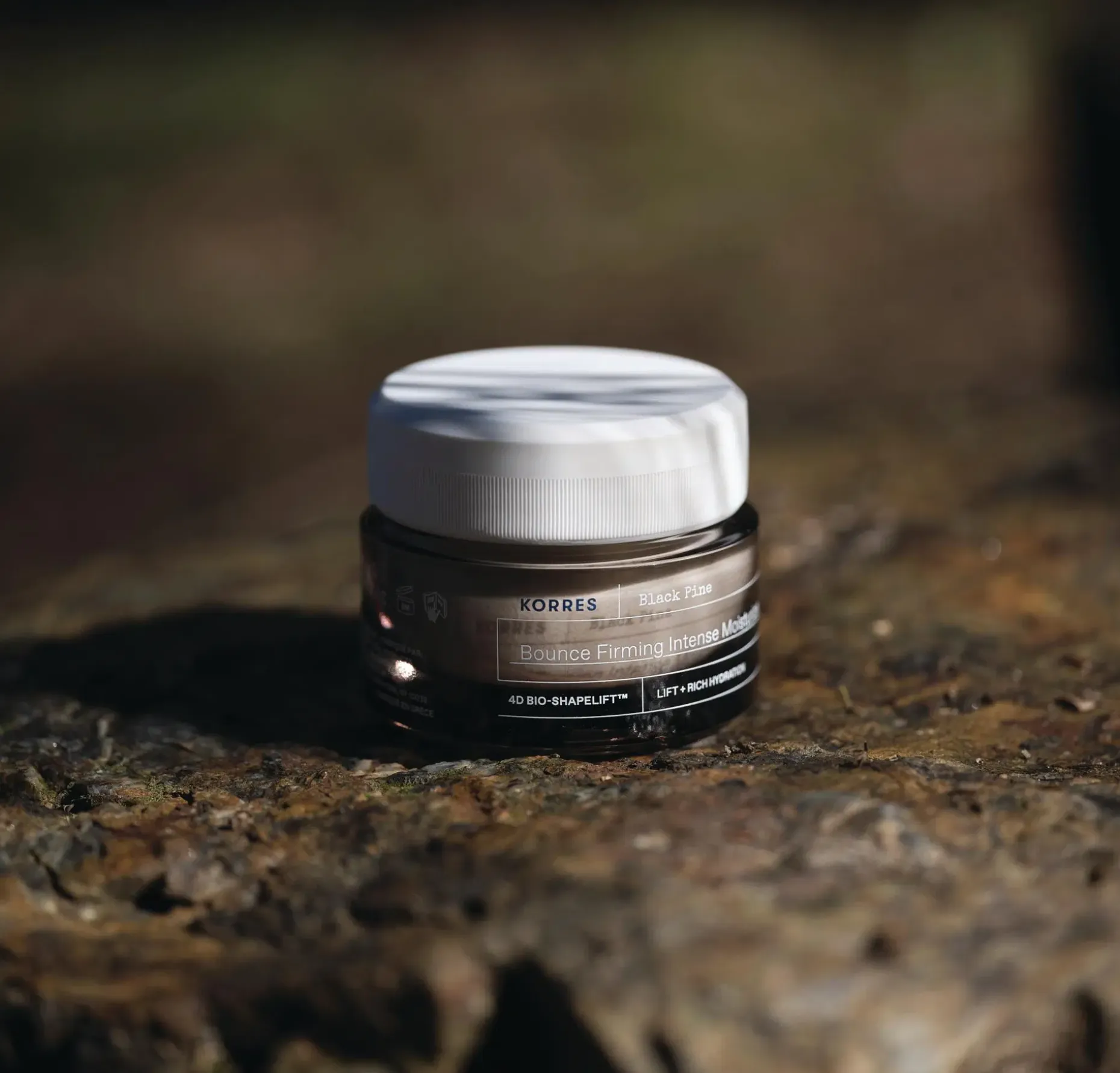 KORRES Black Pine 4D Bio-ShapeLift™ Bounce Firming Intense Moisturiser kosteusvoide 40 ml