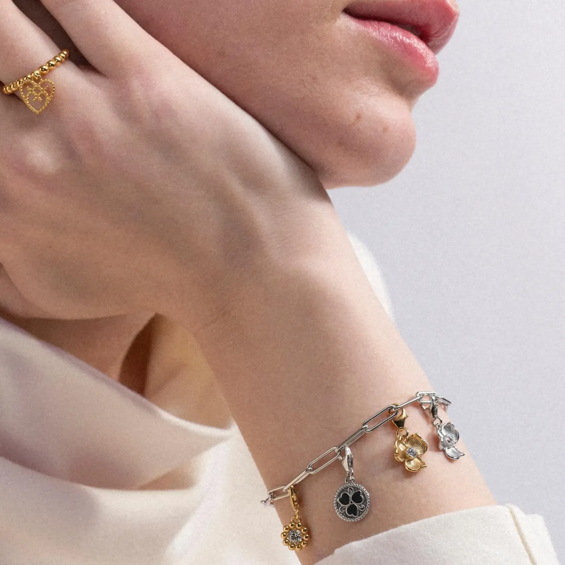 Lumoava Daisy charm