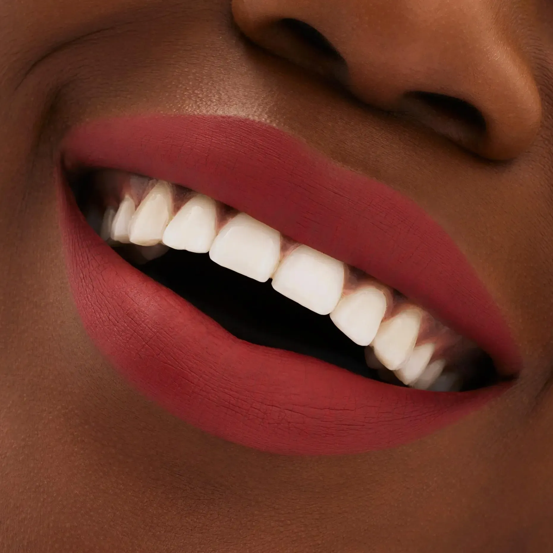 MAC Locked Kiss 24Hr Lipstick huulipuna 1,8 g